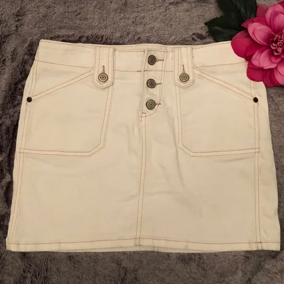 Express white denim mini skirt w/ buttons 5/6 - Picture 3 of 9